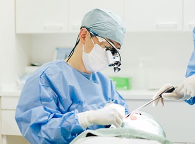 口腔外科手術の経験を積んだ歯科医師による手術